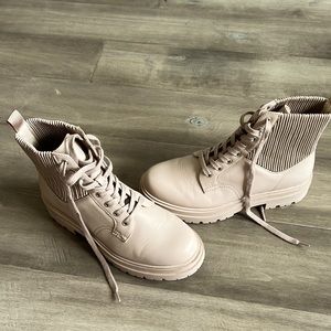 The color is listed as blush. Women’s size 7. Gently used.